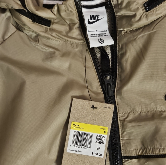 MEN'S NIKE SPORTSWEAR TECH WOVEN PACKABLE LINED JACKET - Picture 6 of 8
